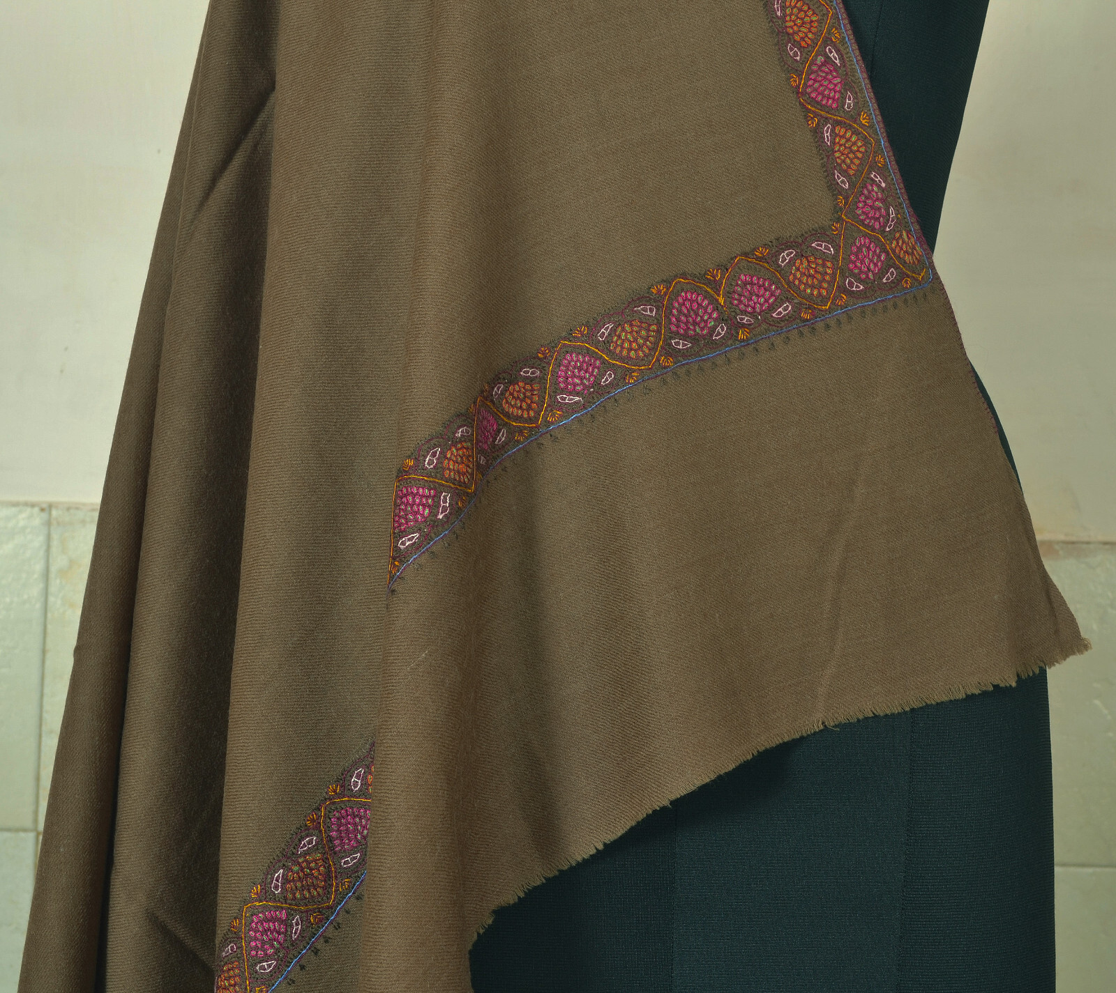 KASHMIRI HERITAGE INTRICATE BORDER EMBROIDERY DAUR SHAWL -100% CASHMERE PASHMINA