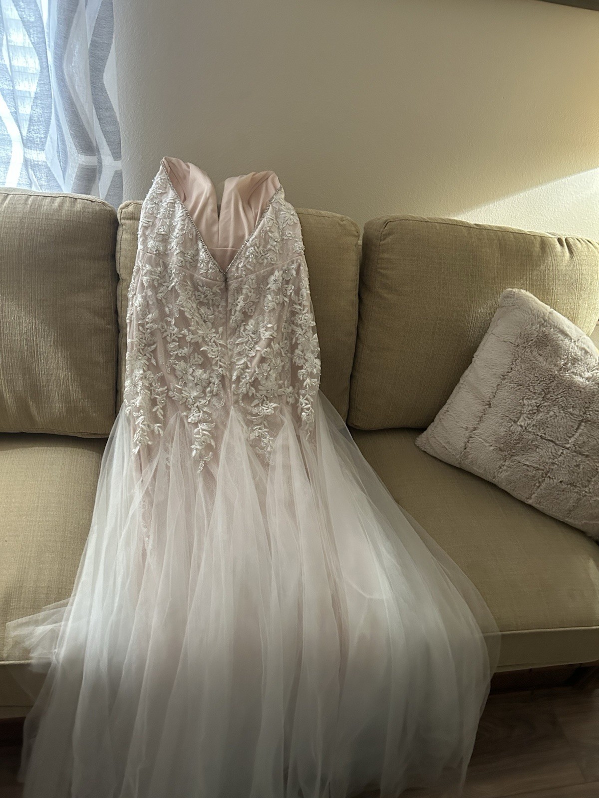 Beautiful Tulle Wedding Dress Size 8 Never Worn.. Needs To Be Altered.