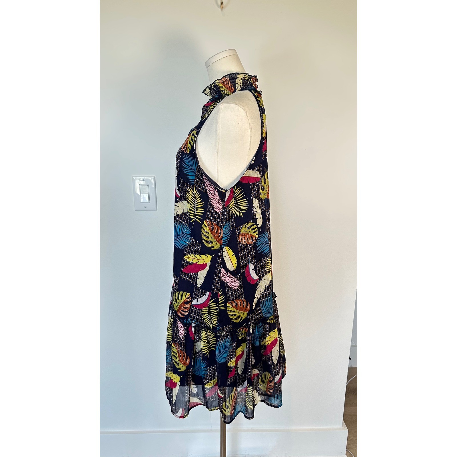 Absolutely Famous Tropical Leaf Feather Cocktail Dress Ruffle M Smocked Neck