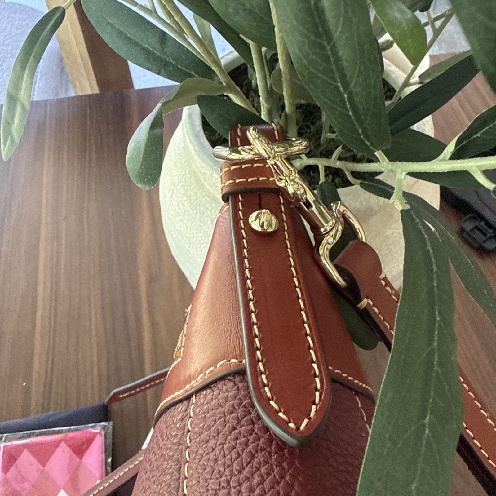 Dooney & Bourke Crossbody 25 Pebble Leathe WINE R1849. EUC. Dust bag/scarf