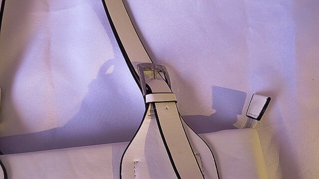 White Handbag Tote Bag ( Pre-Owned/ EXCELLENT CONDITION)