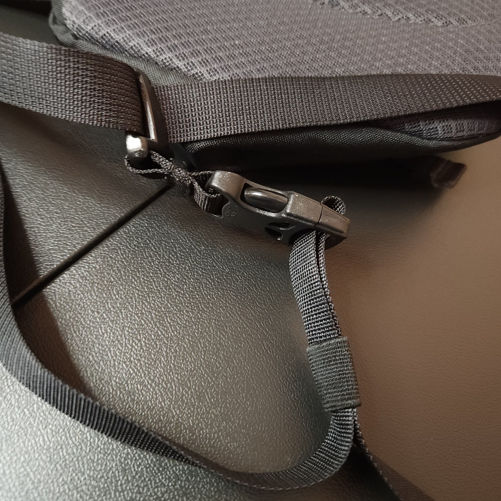 Patagonia Atom 8L Sling Bag Black Gray Crossbody Bull Skull Patch Hiking Travel