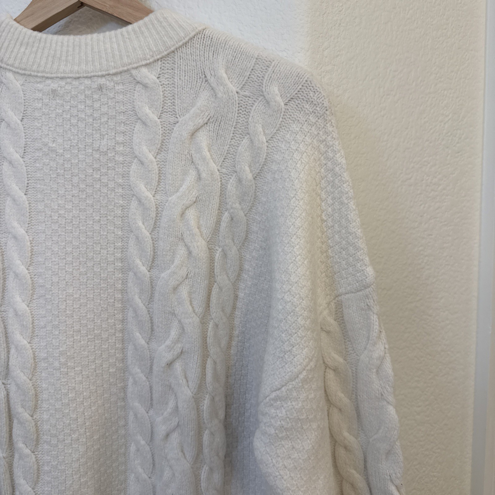 Abercrombie and Fitch Oversized Fluffy Cable Crew Neck Sweater – Medium – EUC
