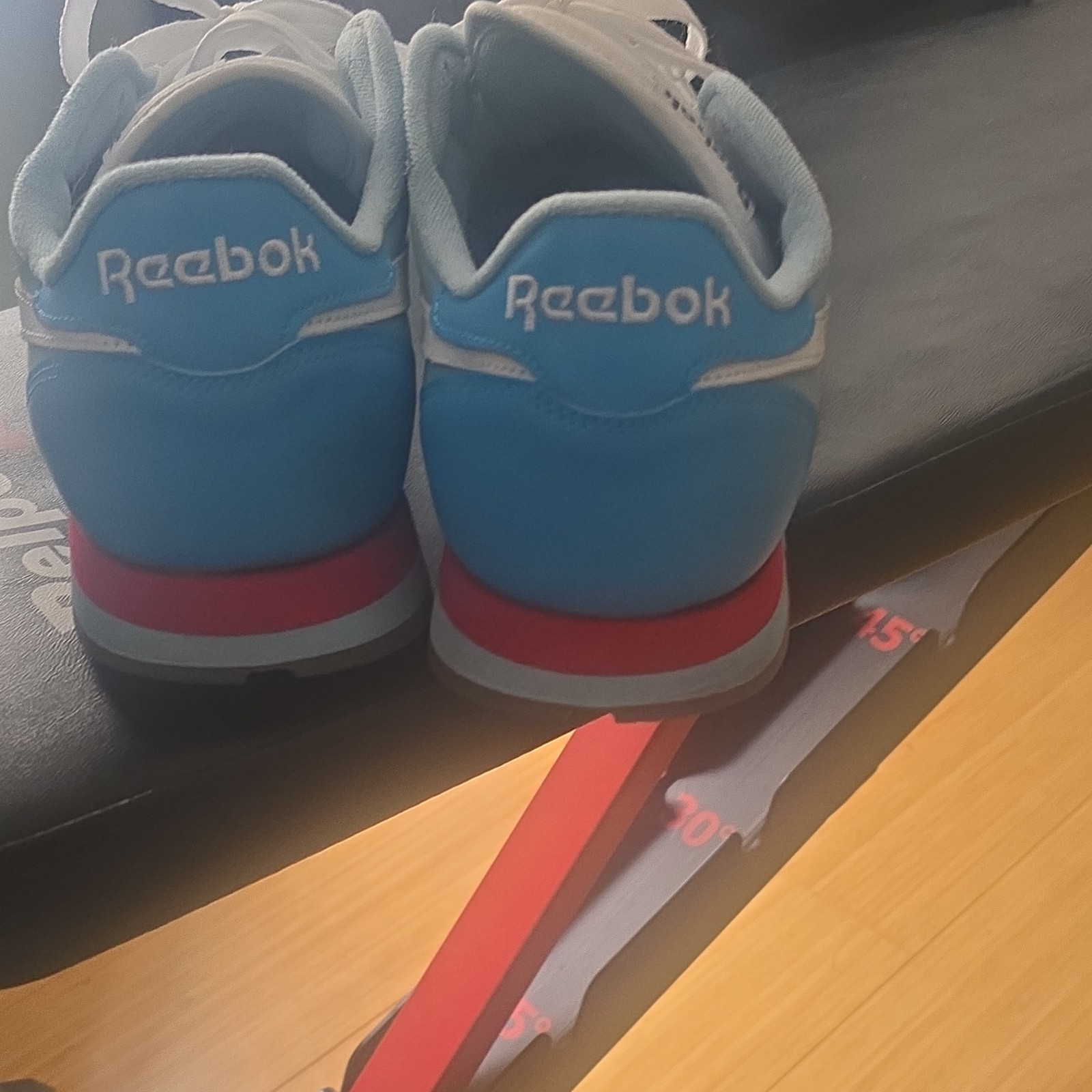 Reebok Classic Leather Low Top Leather Lace-Up Sneakers Radiant Aqua Red Size 13