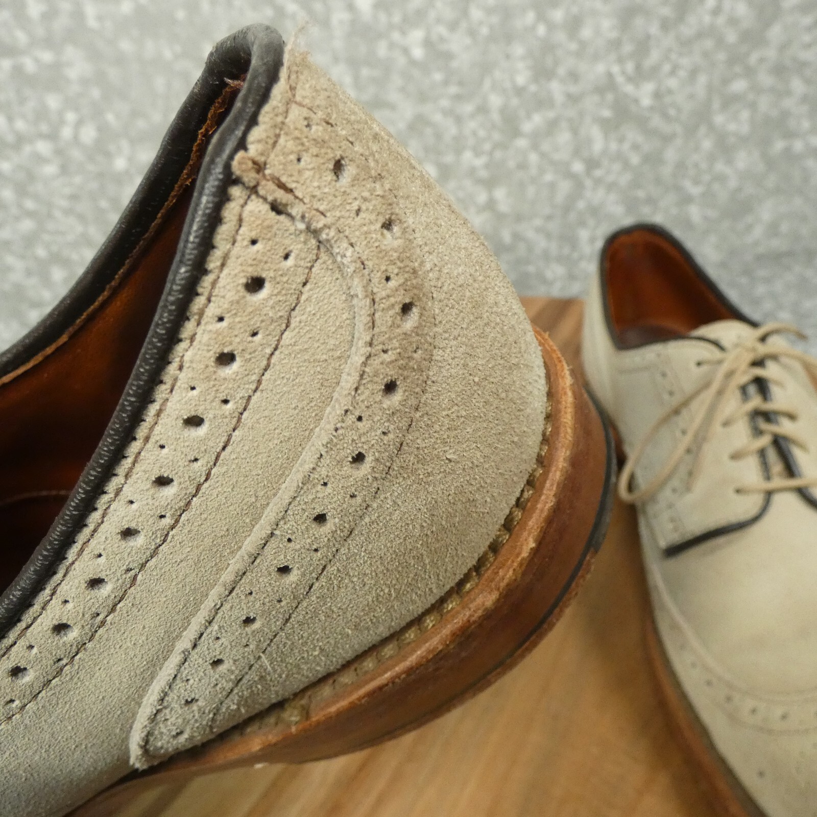 Allen Edmonds Player’s Shoe Mens 9B Beige Suede Wingtip Oxfords