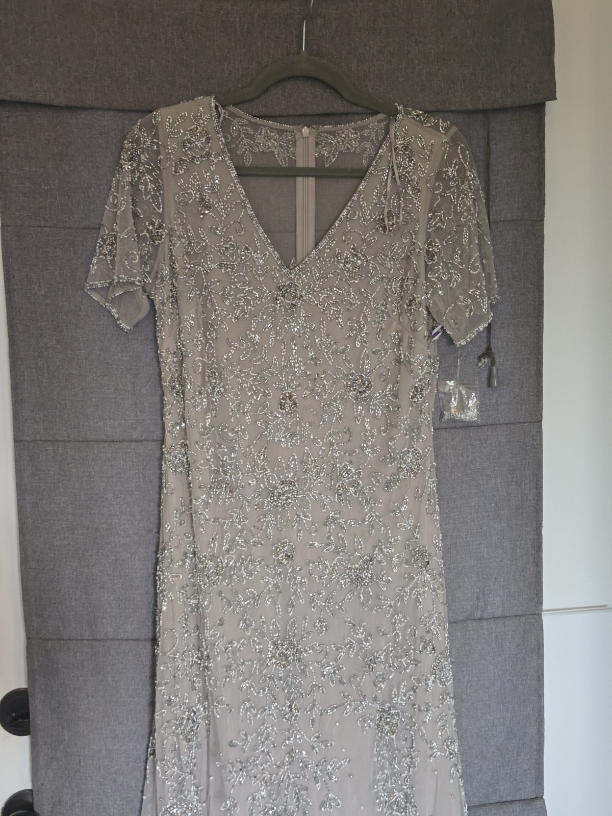 $269 Pisarro Nights Evening Gown Maxi Beaded V Neck Size 8 Silver