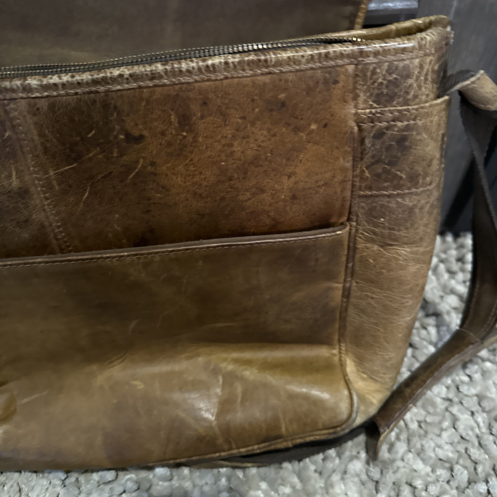 KODIAK Leather Co Kasilof 18 Inch Messenger Bag.
