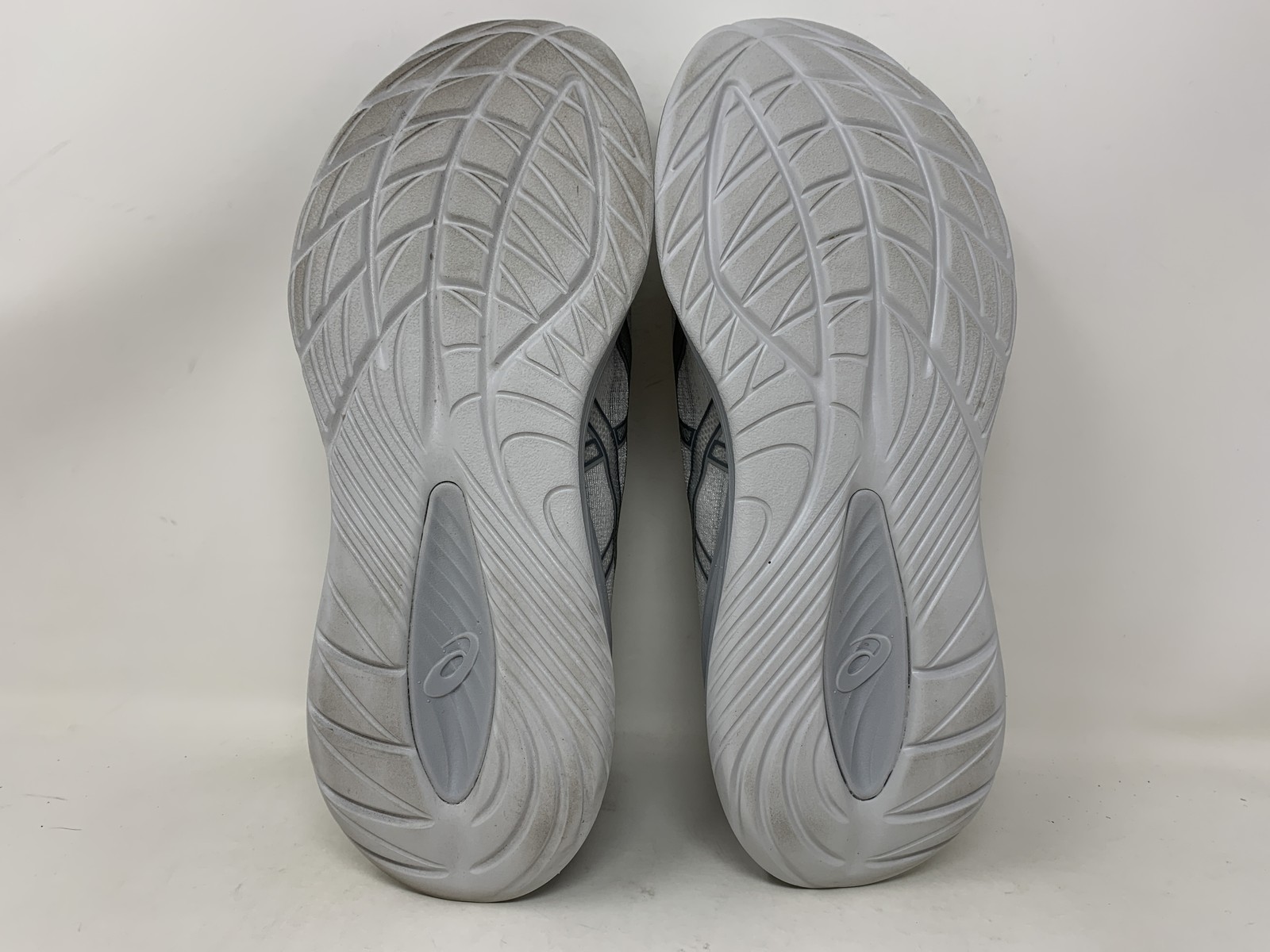 Men’s Asics Gel-Cumulus 27, Glacier Grey/Mid Grey, 9 D Medium US