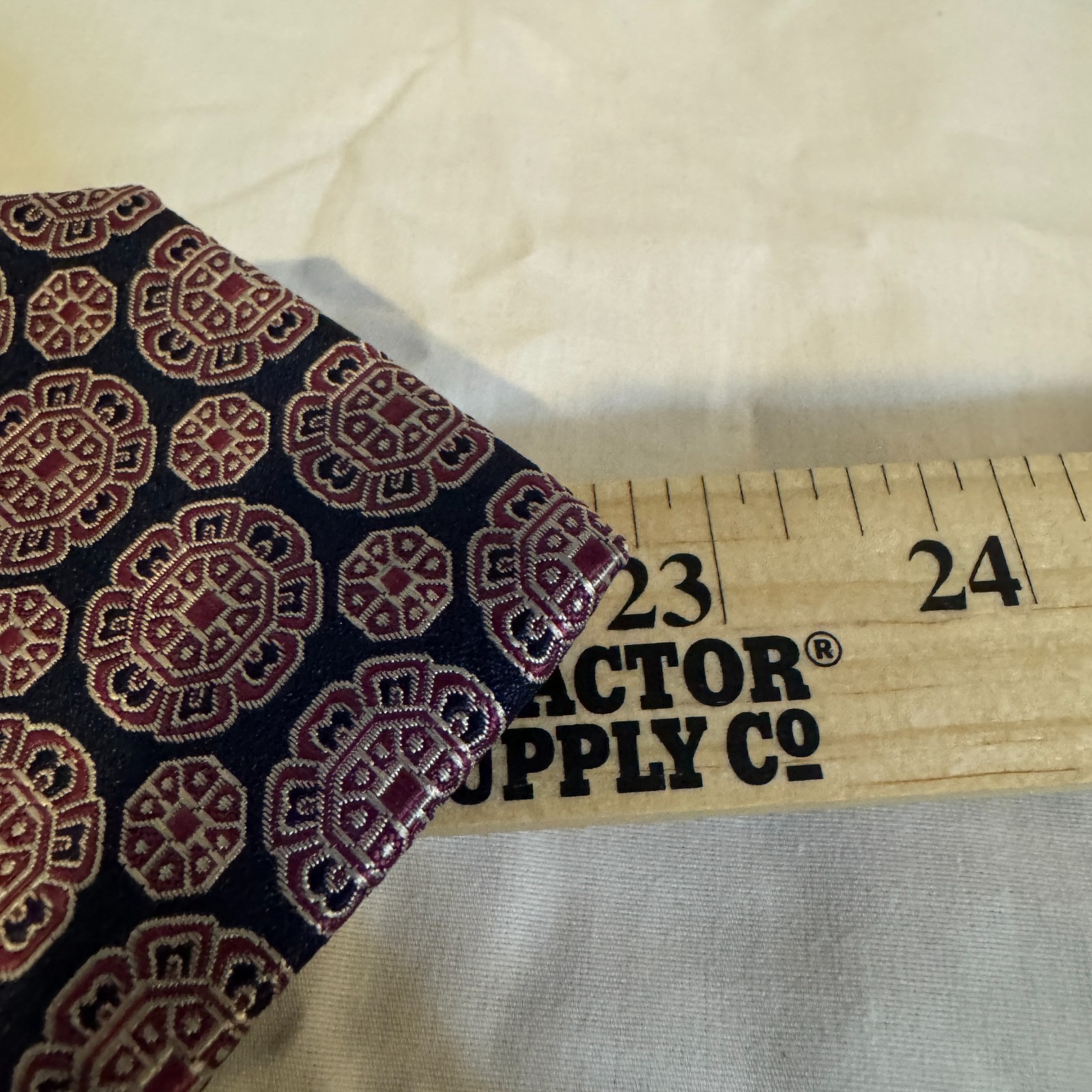 Ivy Crew Mens Necktie Blue Purple Geometric Medallion Polyester Tie 3.25 In