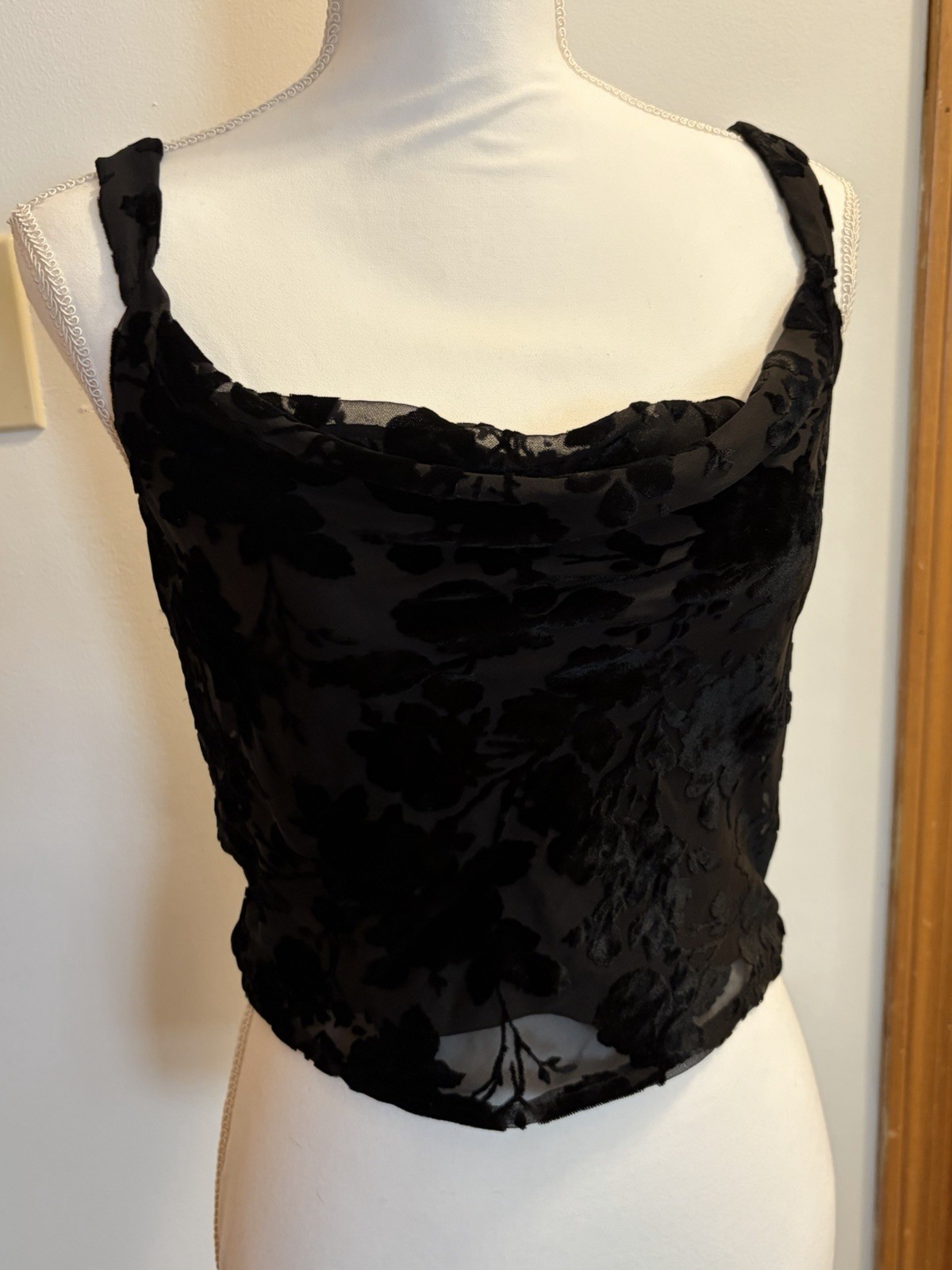 Princess Polly Women’s Black square Neck Cropped Cami Hook & Eye 8