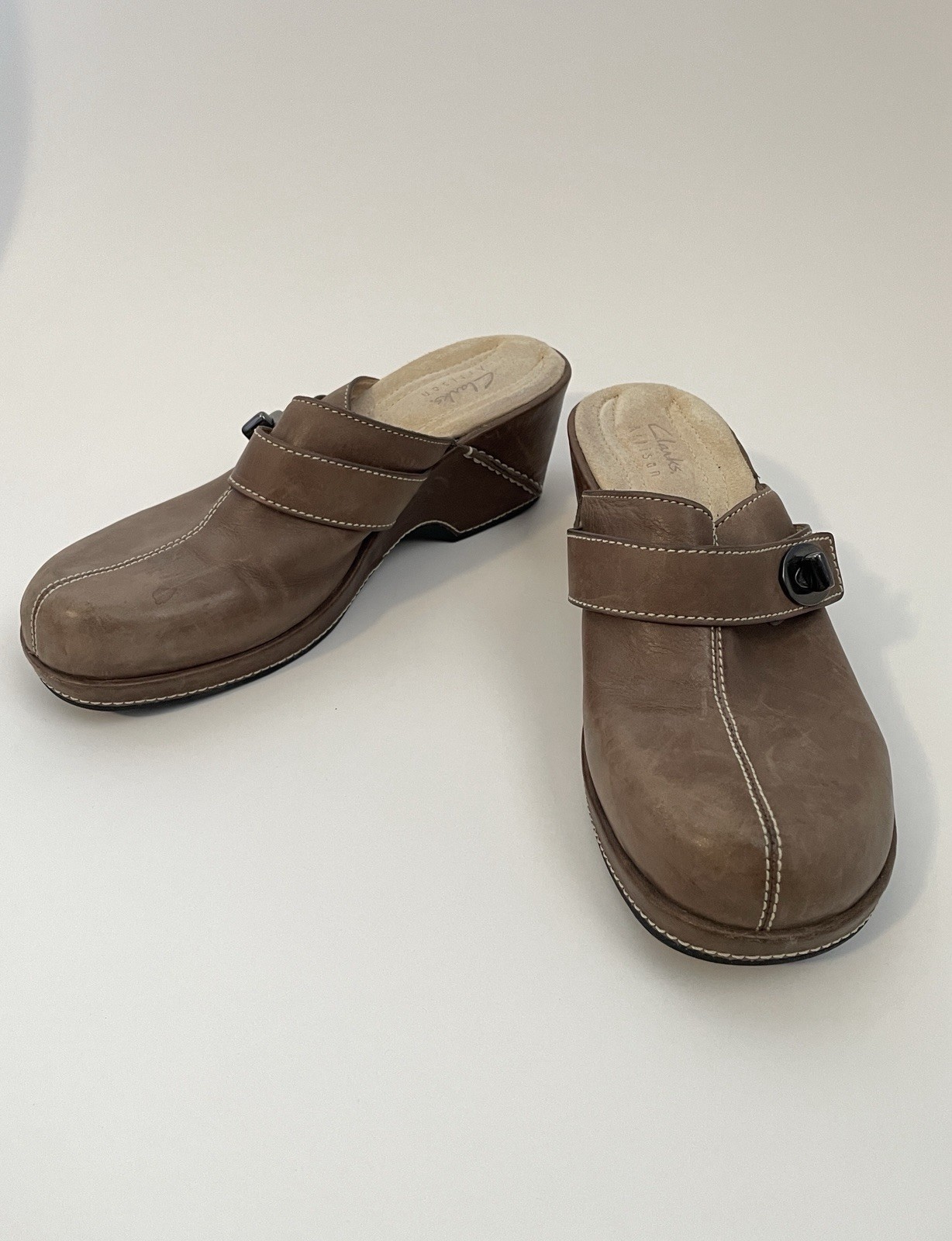 Clarks Artisan Brown Leather Clogs Slip On Mules Lock Buckle Accent Size 9M