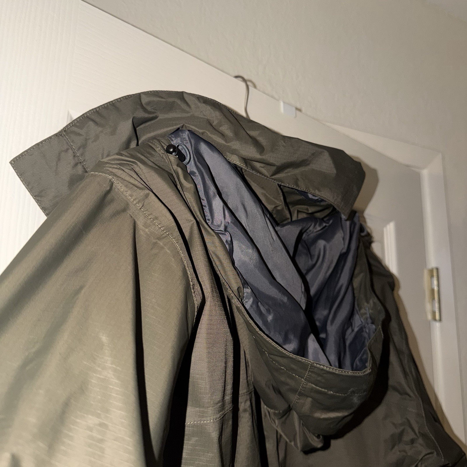 The North Face DryVent Men’s M Hooded Zip Nylon Mid-Length Rain Coat Green