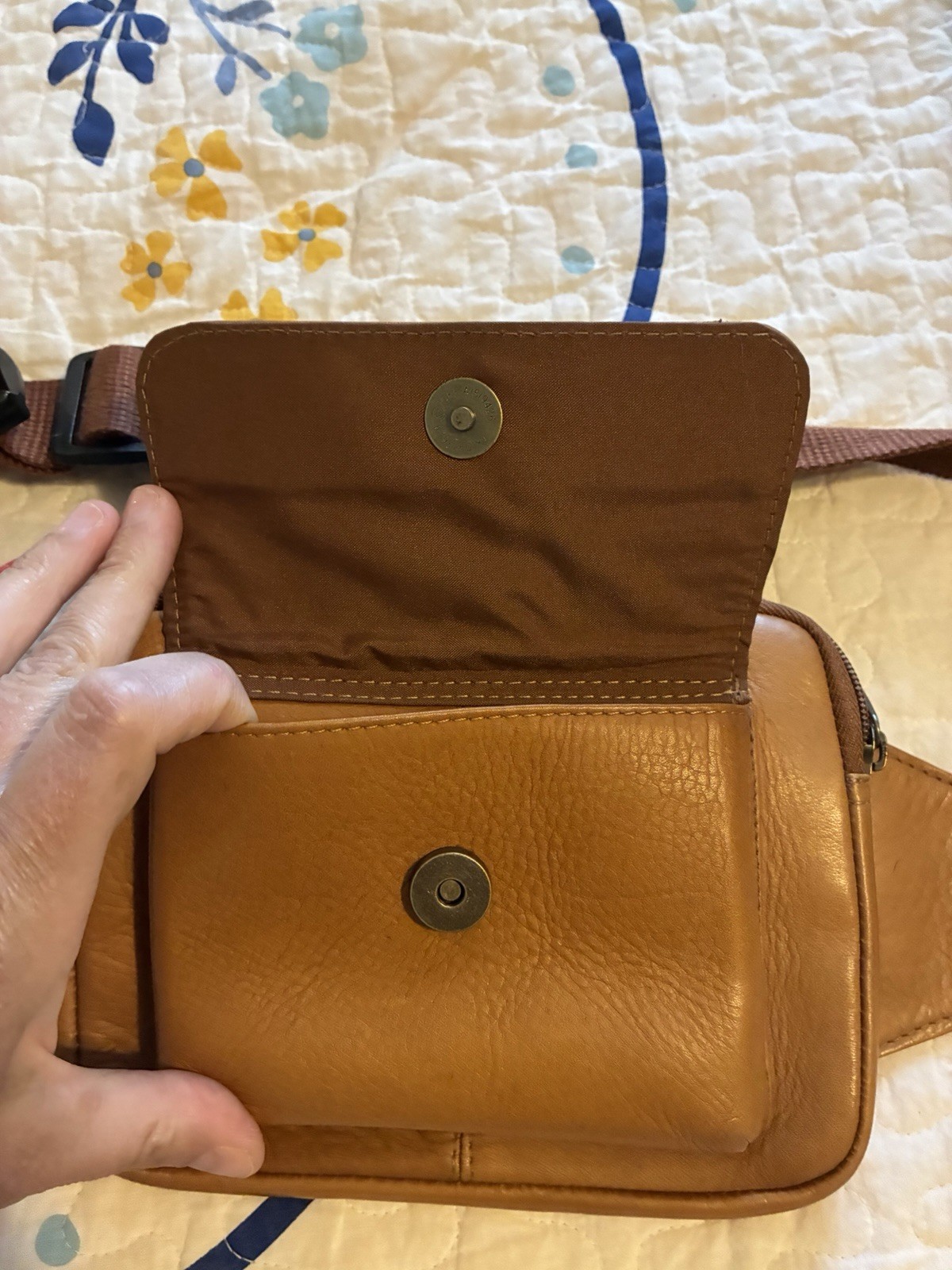 Le Donne Brown Crossbody Belt Bag Zip Magnetic Closure Adjustable Strap Pockets