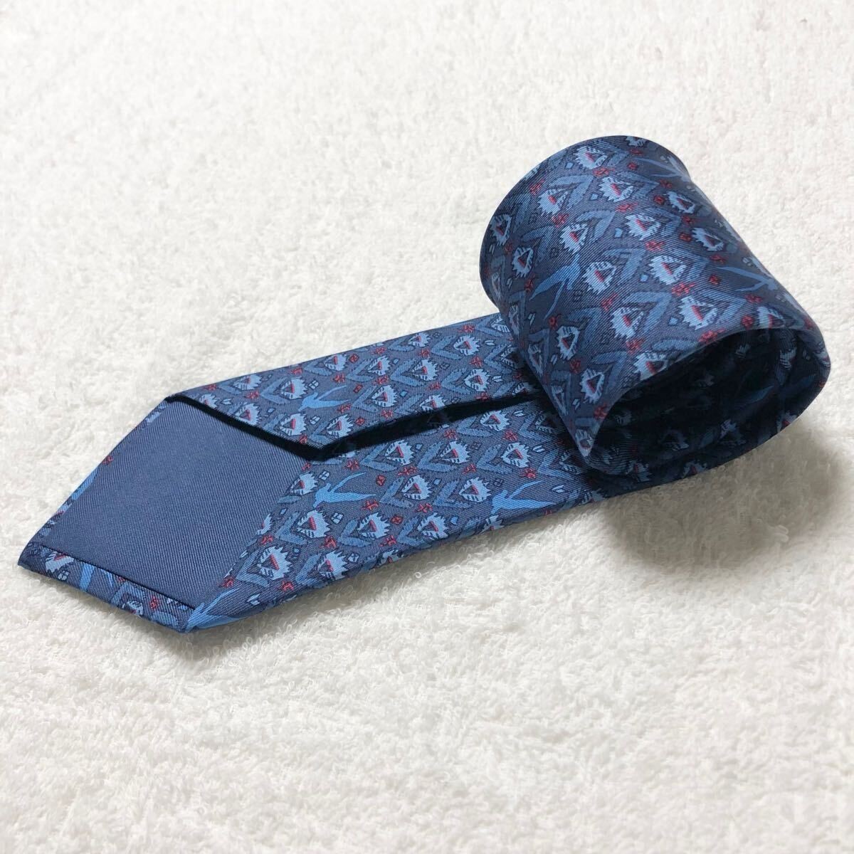 Excellent condition HERMES Tie floral pattern dove bird all over pattern 100 sil