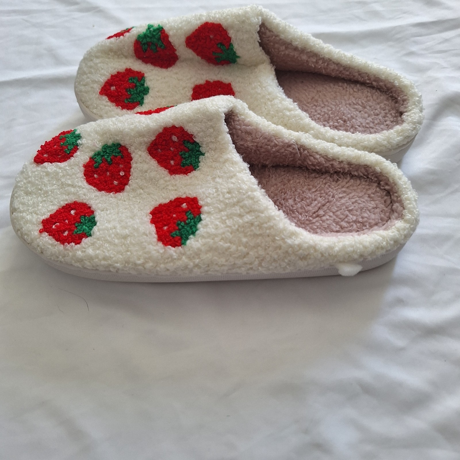 1 PAIR Women’s Strawberry Slippers Lightweight Soft Sole House Shoes 7-8