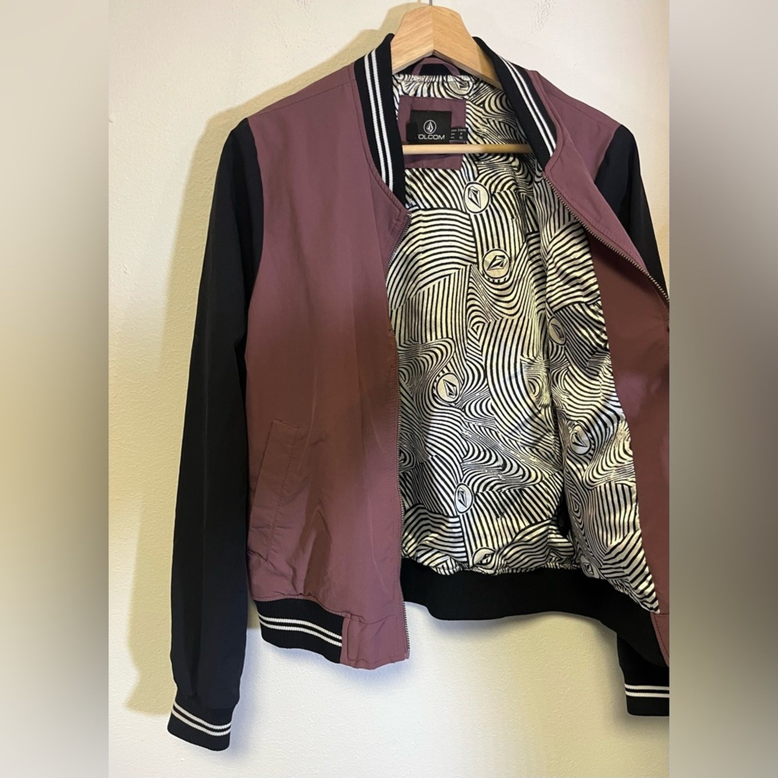 VOLCOM-COCO HO TRACK JACKET EGGPLANT with Printed Body Lining Size Small