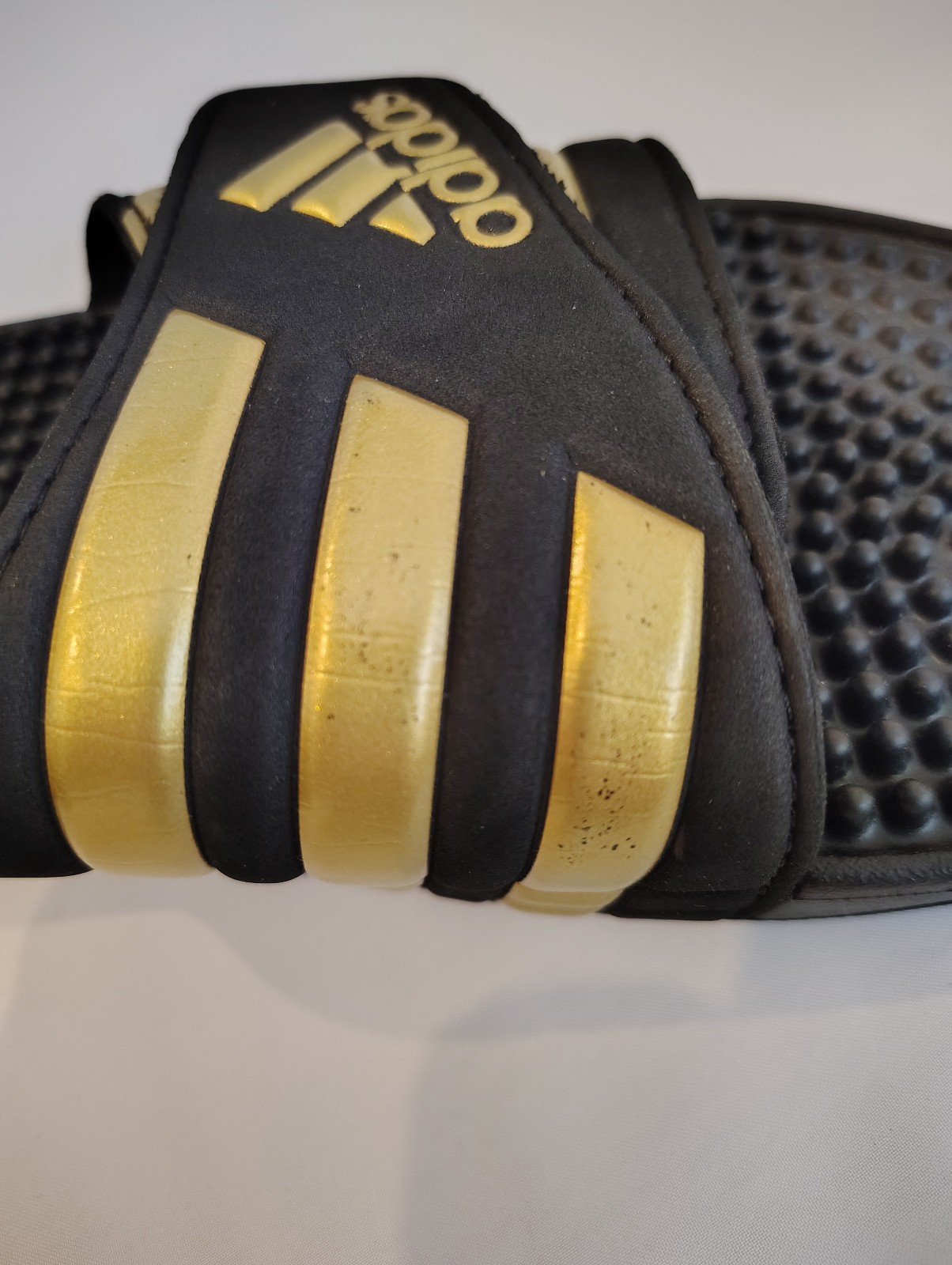 Adidas Adissage Massage Slides – Men’s Size 8 – Black & Gold