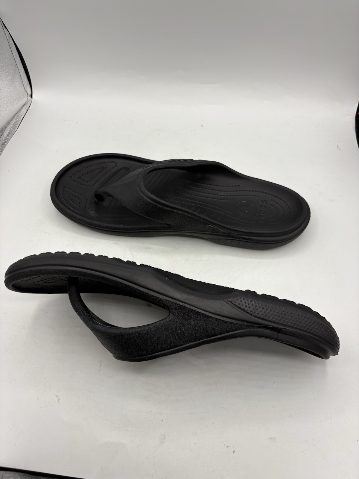 Crocs Baya Flip Flops Men’s Size 12 Black Thong Slip On Comfort Cushioned Sandal