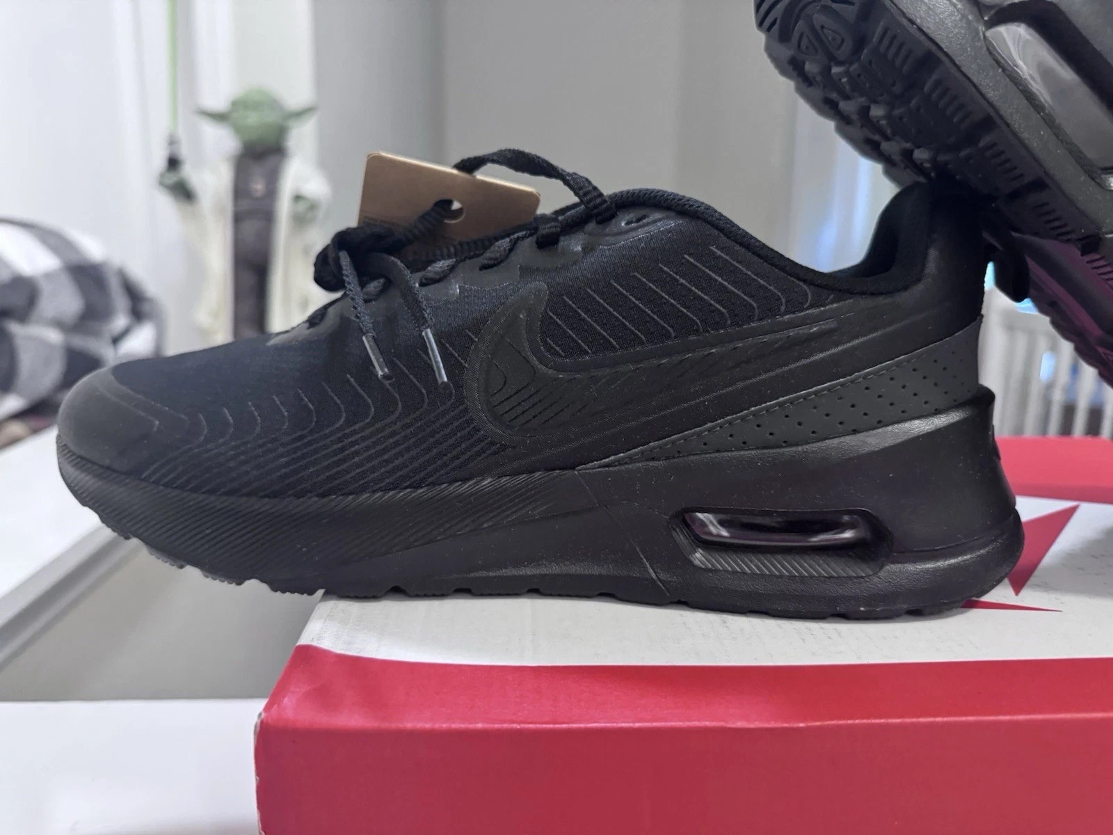 Nike Air Max Nuaxis Sneakers Men’s 10.5 Woman’s 12 Black Anthracite FD4329-004