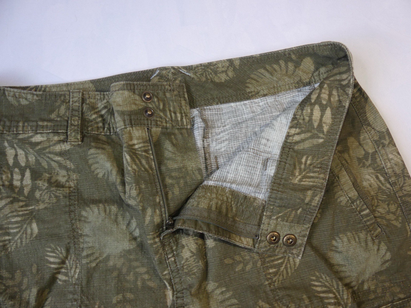 L.L.Bean green cargo skirt with leaf pattern. Size: 6 with pockets and zipper