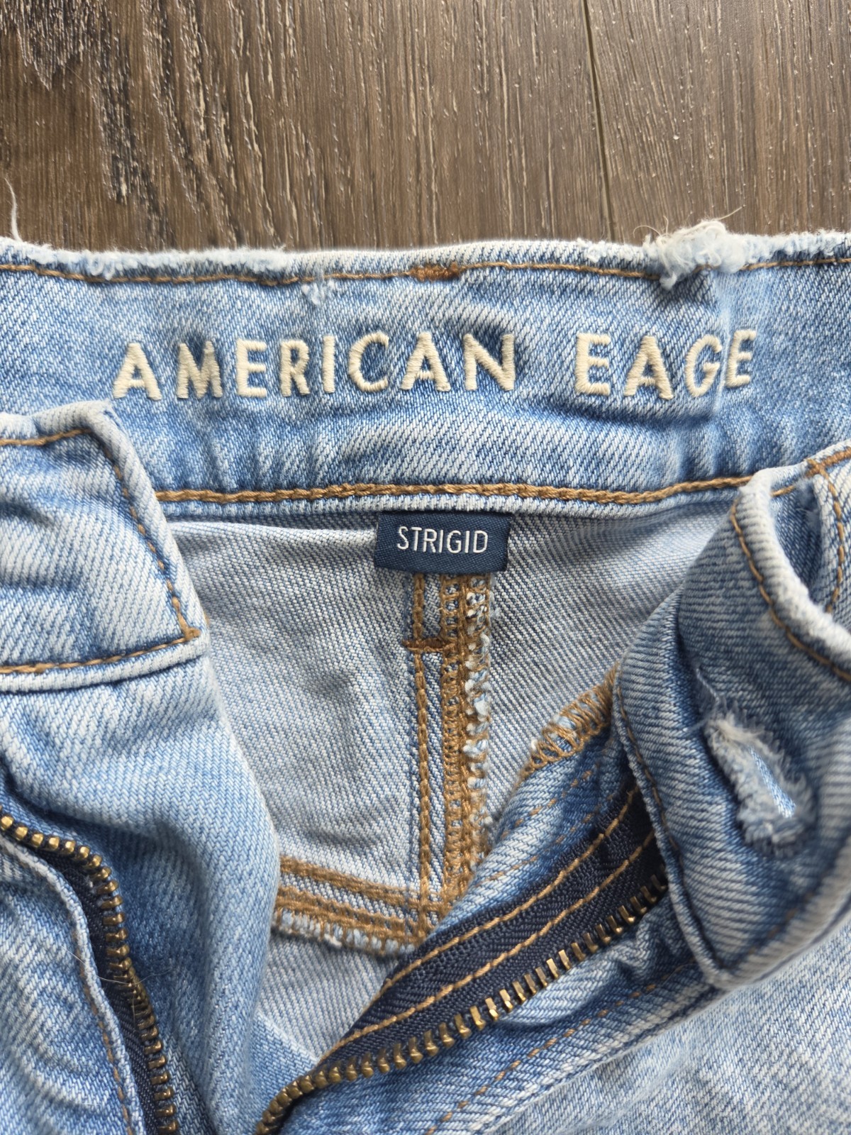 American Eagle Strigid Mom Denim Shorts Distressed Ripped Size 2 Light Wash