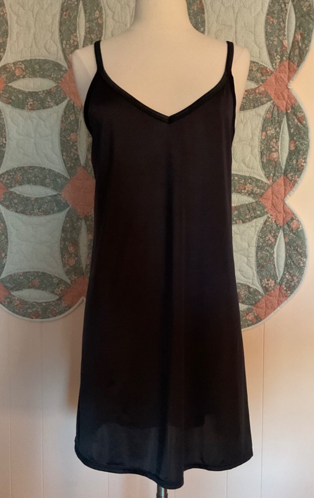 VANITY FAIR SIZE 18″ 38/44 BLACK 80% NYLON 20% SPANDEX SLIP/NIGHTGOWN AT KNEE