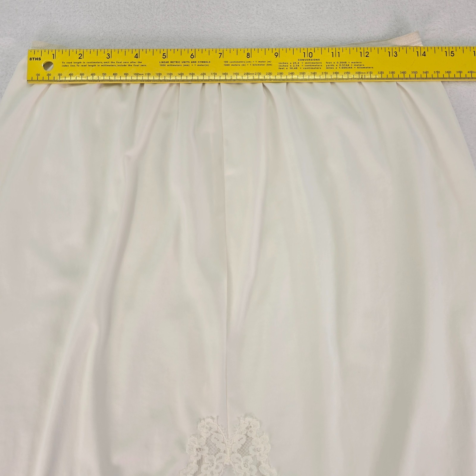 Vintage White Nylon Half Slip Wide Lace Trim Size M Kick Pleat 20.75″ Long