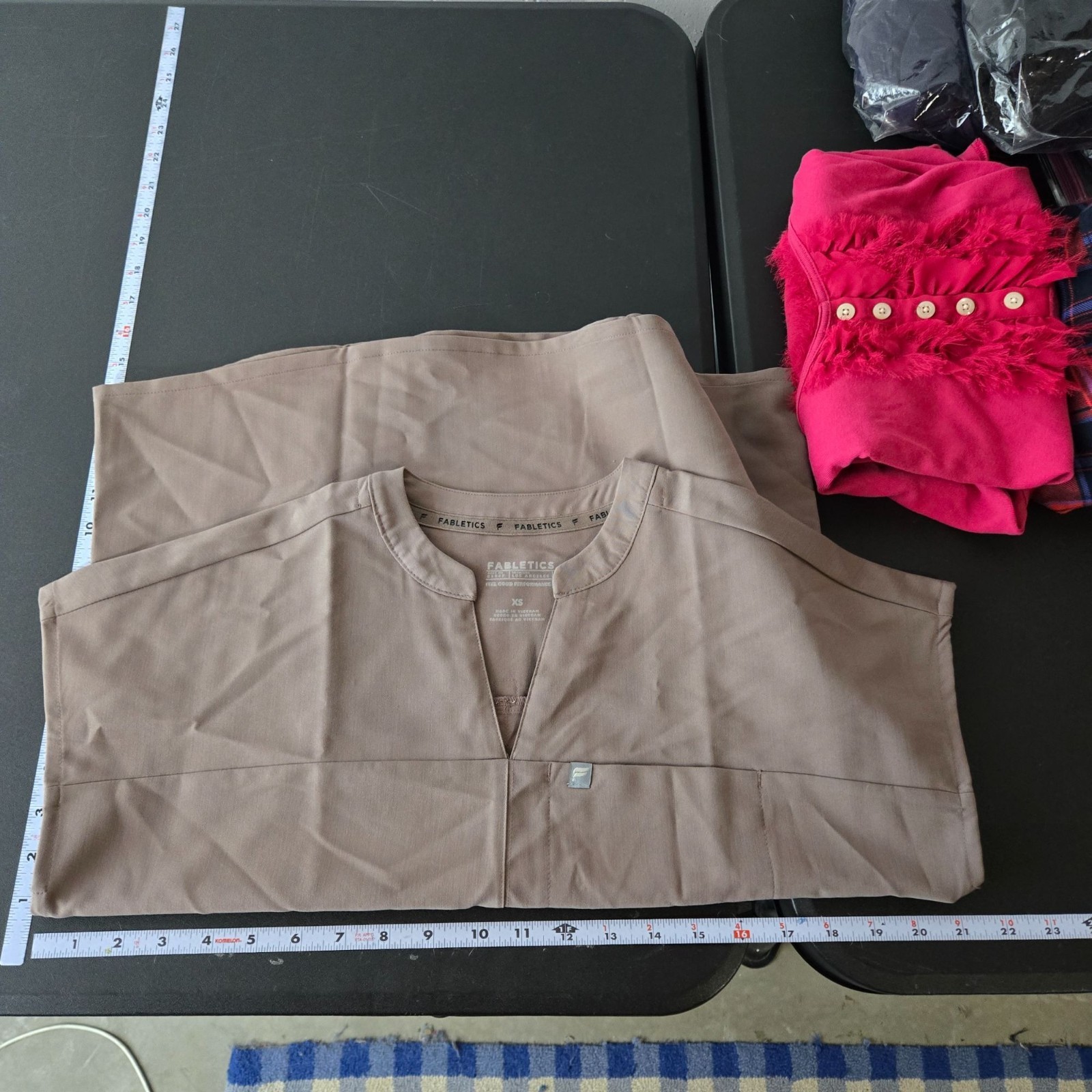 Fabletics Womens Evolve Oversized Scrub Top XS Neutral Nurse Hospital Work