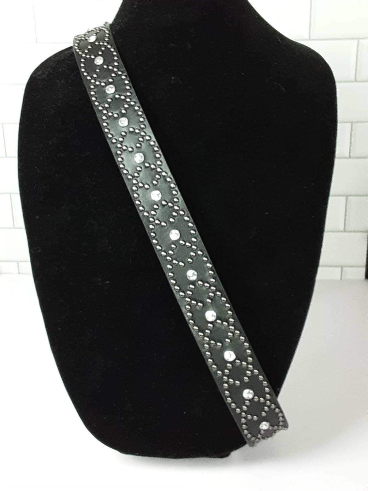 No Brand L-XL Black W/Gems & Studs Design 1.5″ Wide 44.5″ End To End Silver Hwd