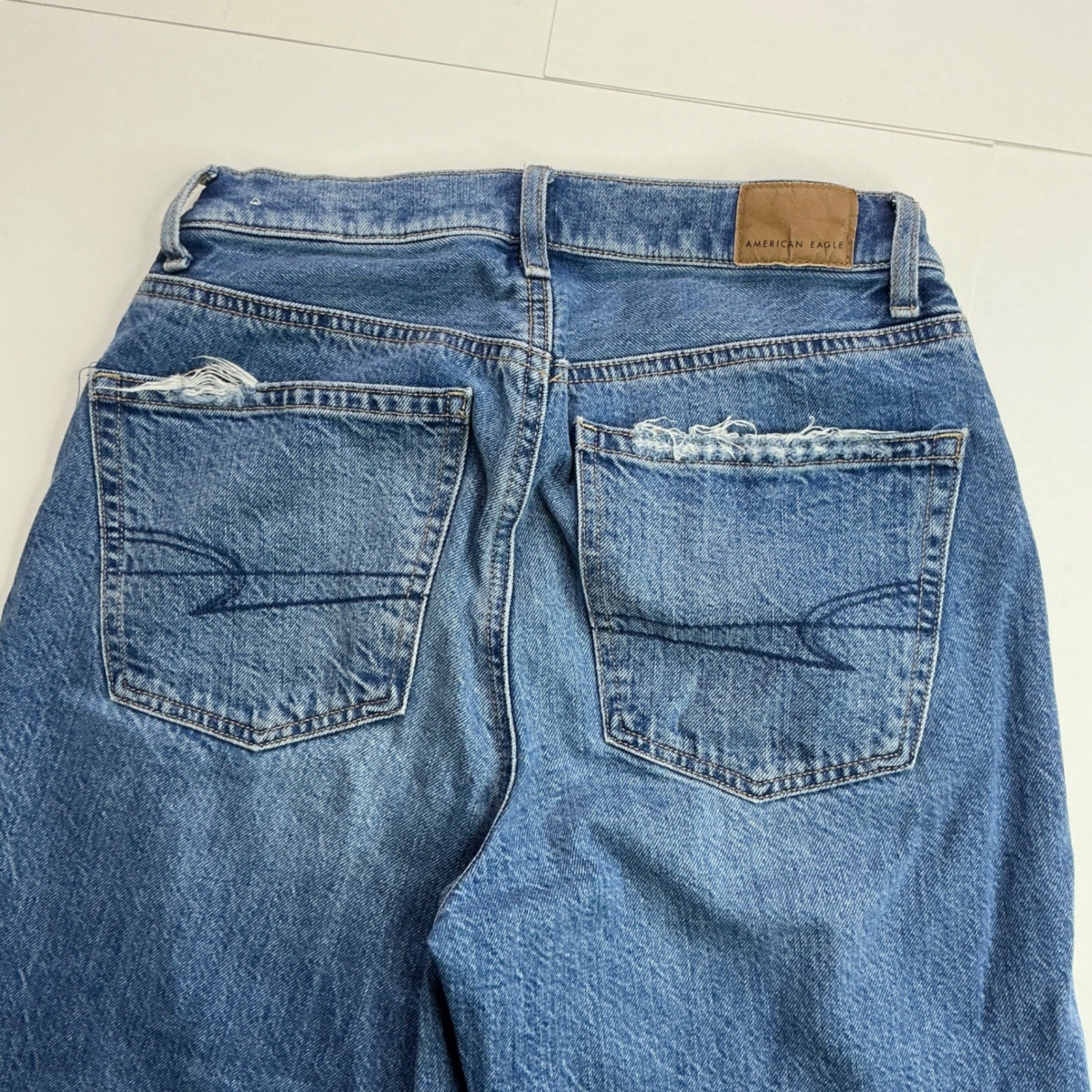 American Eagle Blue Baggy Jean Womens 2 Mid Rise Wide Leg Medium Wash Distressed