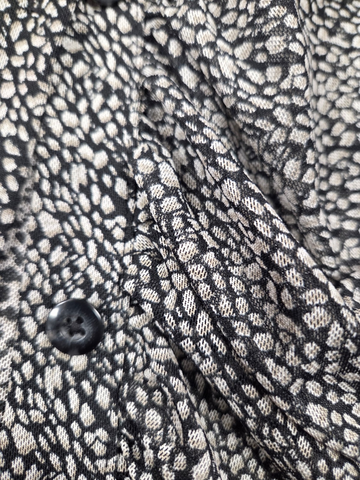 Cabi Top 241 Black Gray Pebble Print Ruched Mesh Button Front Shirt Top Blouse M