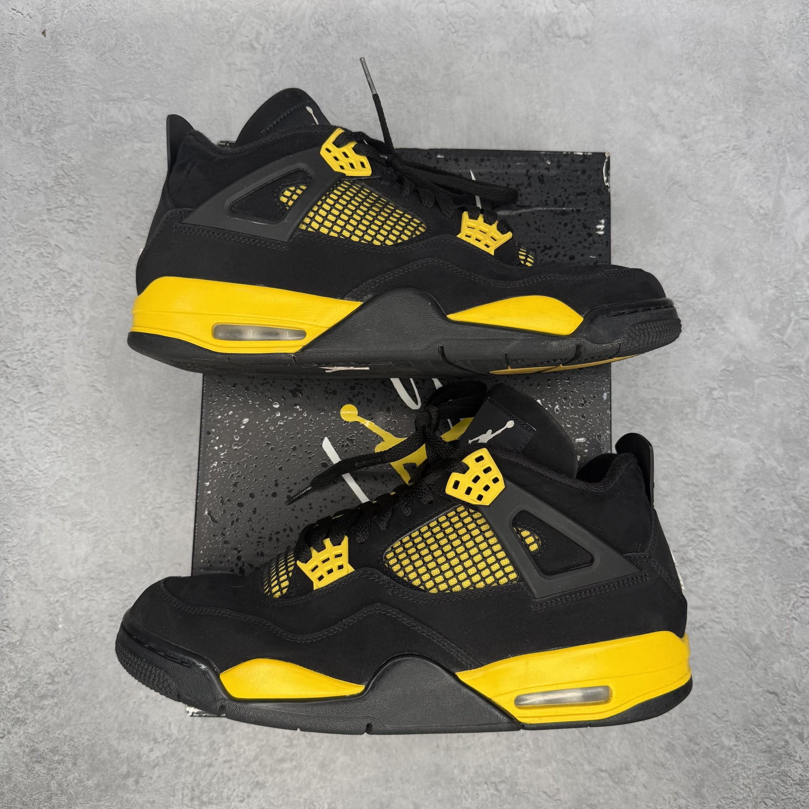 Size 11M/12.5W – Jordan 4 Retro Thunder (2023) *pre-owned* SIZE 11 DH6927-017 Pr