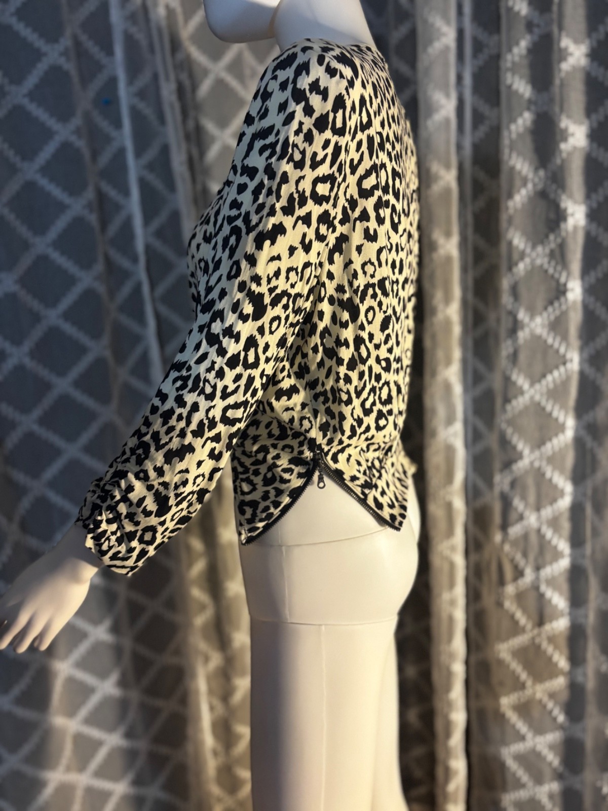 Womens Maurices Cheetah Print Open Pullover Long Sleeve Tie Front Top Size M.