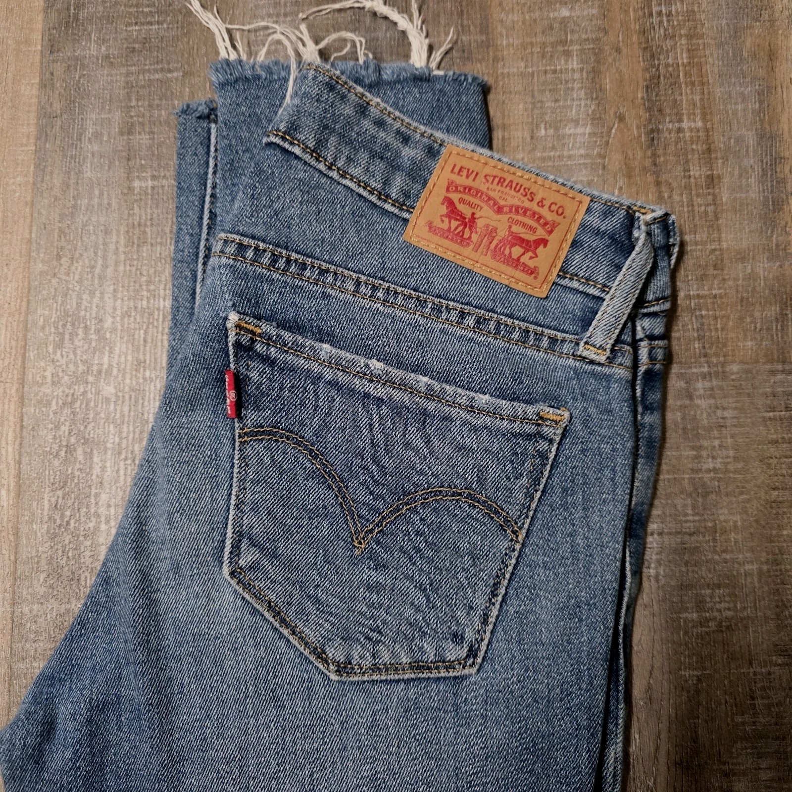 Levi’s 25″ × 27″ 711 Skinny Jean Medium Wash Zipper Mid Rise Cut Off Womens