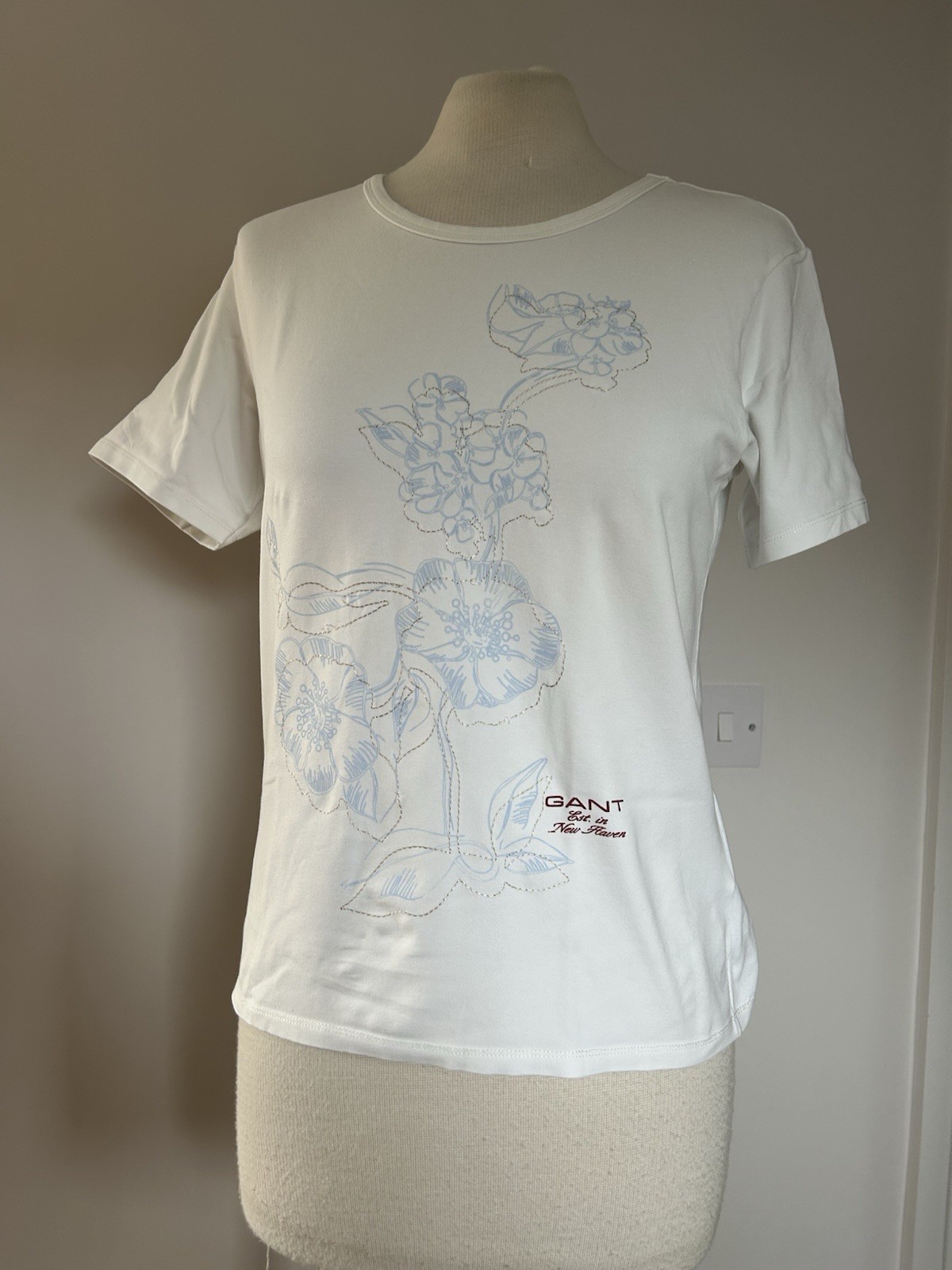 Gant White Embroidered Front Motif Short Sleeve T Shirt Size L