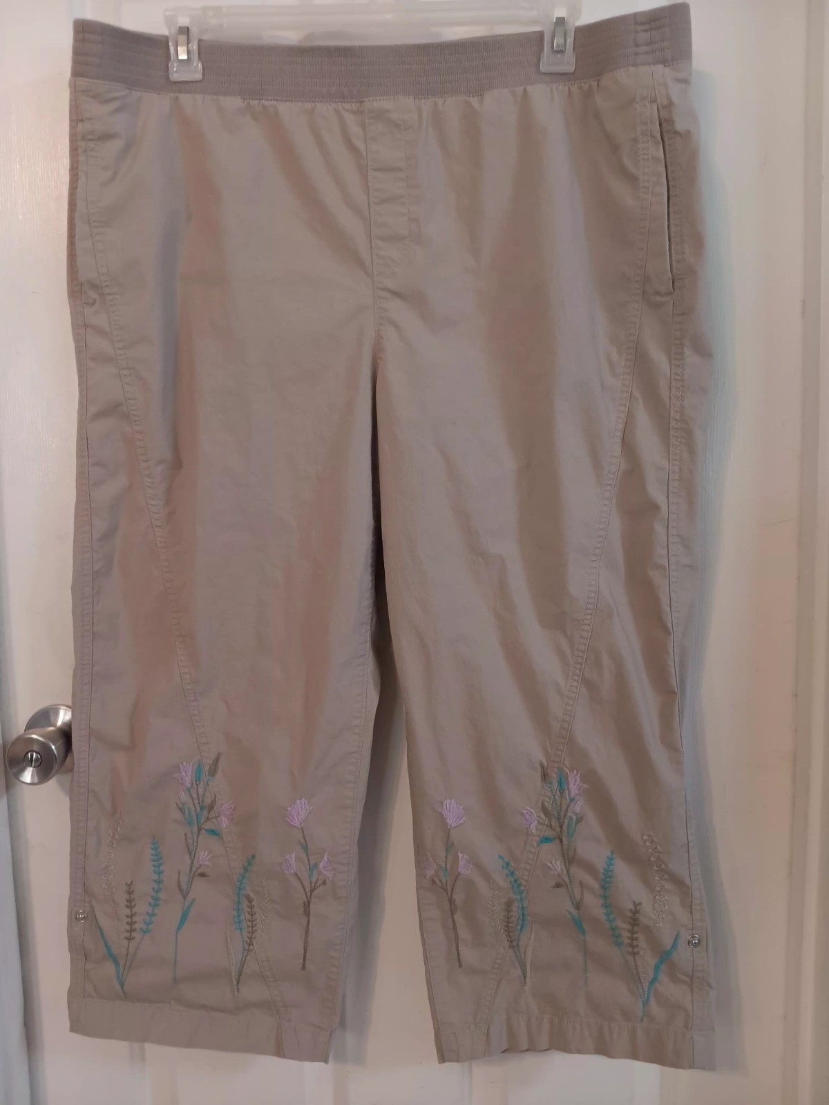 CHICO’S~~beige PULL-ON adjustable hem EMBROIDERED capris CROP PANTS~sz 3.5=18