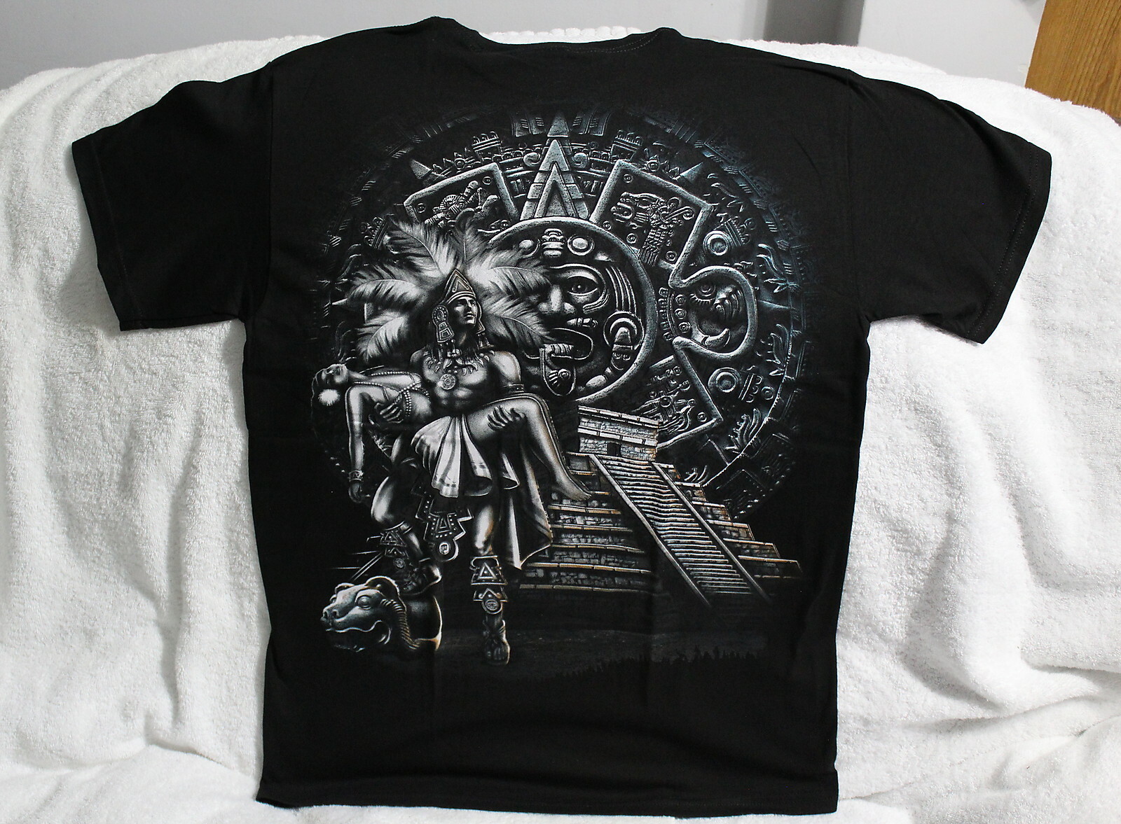 AZTEC WARRIOR AND LADY AZTEC CALENDAR SUN STONE MAYAN PYRAMID T-SHIRT
