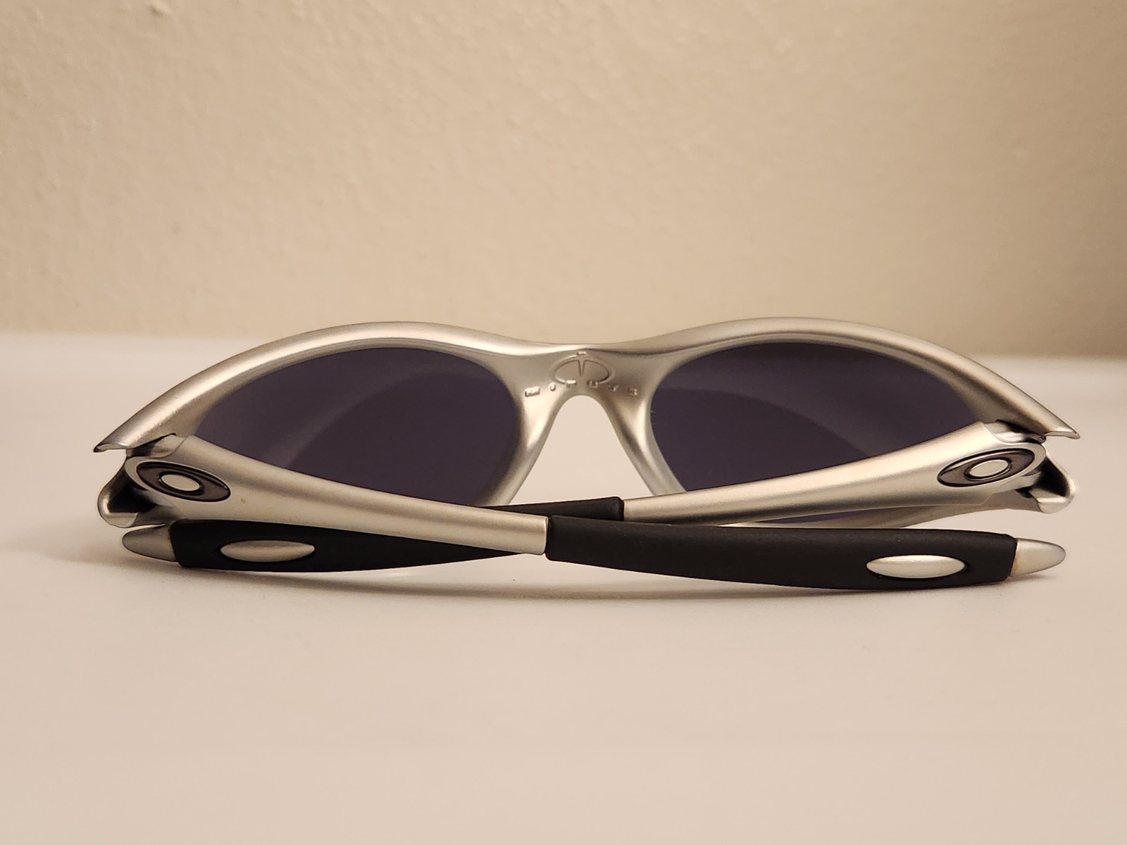 Vintage Oakley Minute Minute 1.0 Gen2 Sunglasses Sliver Frame Black Lenses Y2K