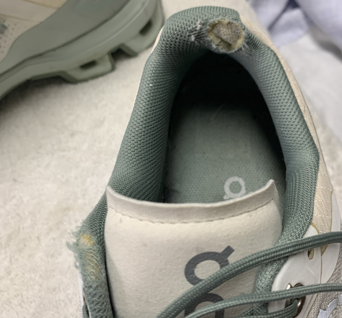 ON Running Women’s US 10.5 Cloudventure White/Moss