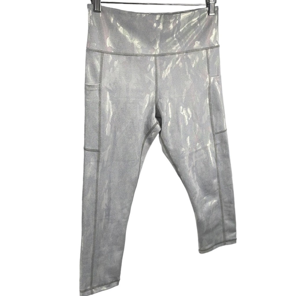 Zyia Silver Camo Metallic Pocket Light n Tight Hi-Rise Capri 20″ Leggings 8-10