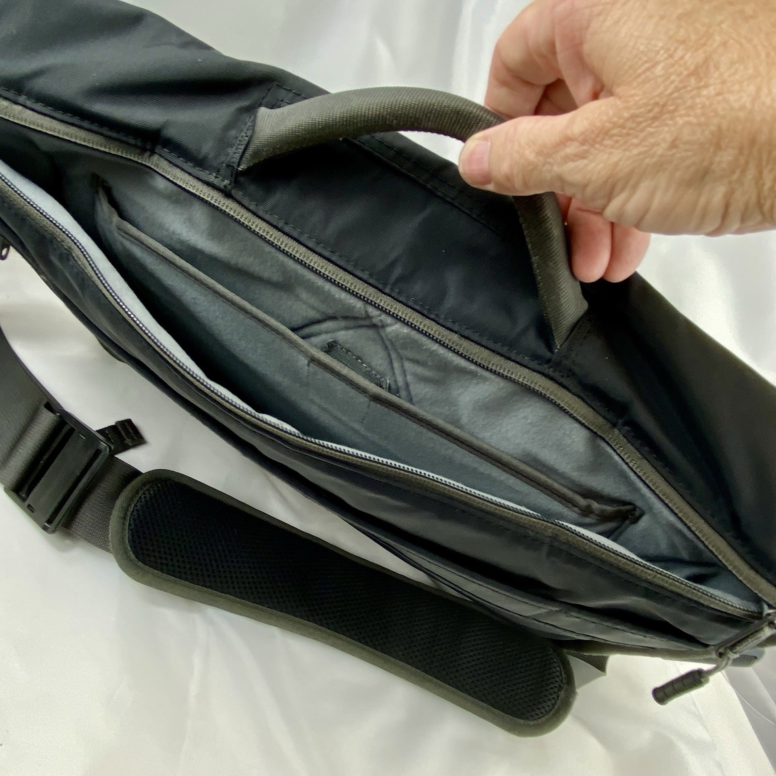 Timbuk2 Command Messenger Bag Black/Grey Crossbody Padded Laptop Measure 17/13/4