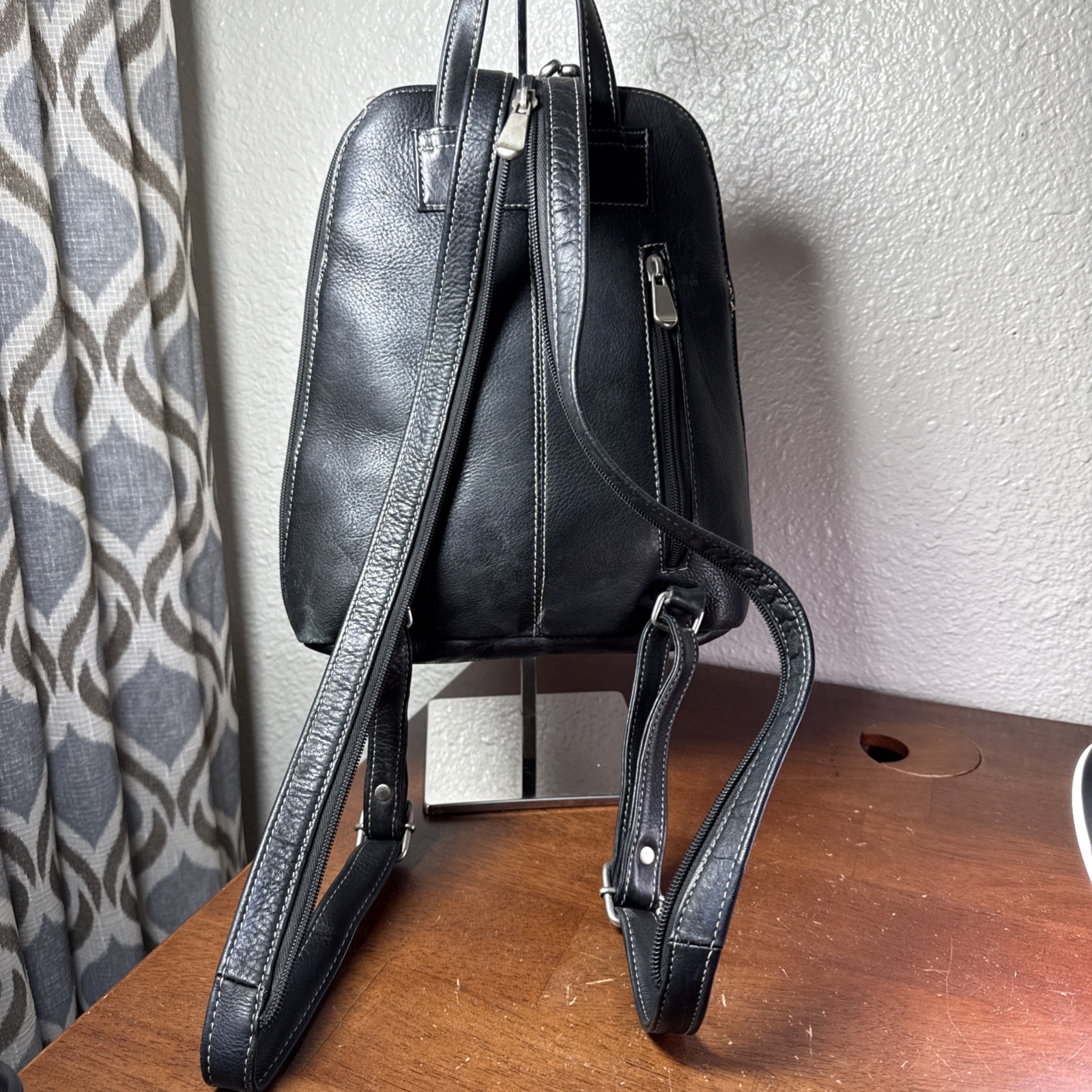 Le Donne Genuine Leather Zip Sling Or Backpack Black