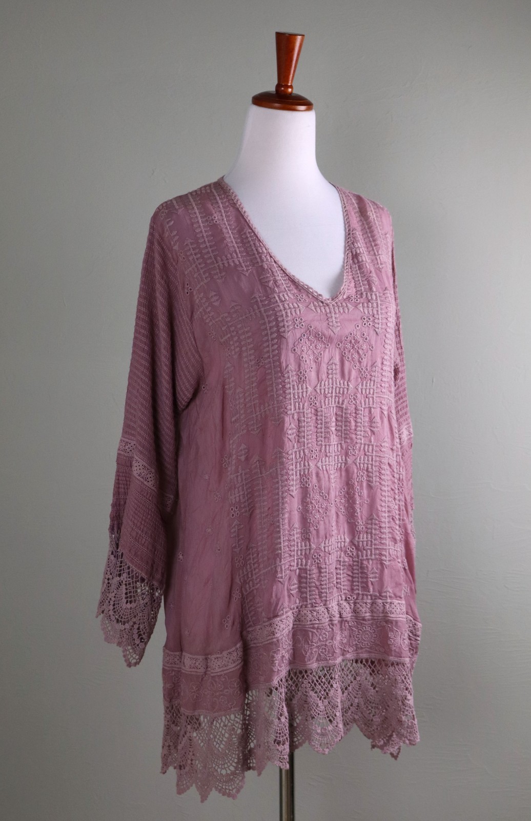 JOHNNY WAS $298 Mauve Embroidered Eyelet V-Neck Lace Blouse Top Size Small