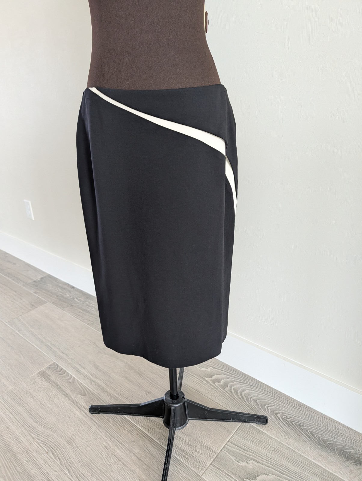 $650 Escada wool black and white straight midi skirt 40 10 L