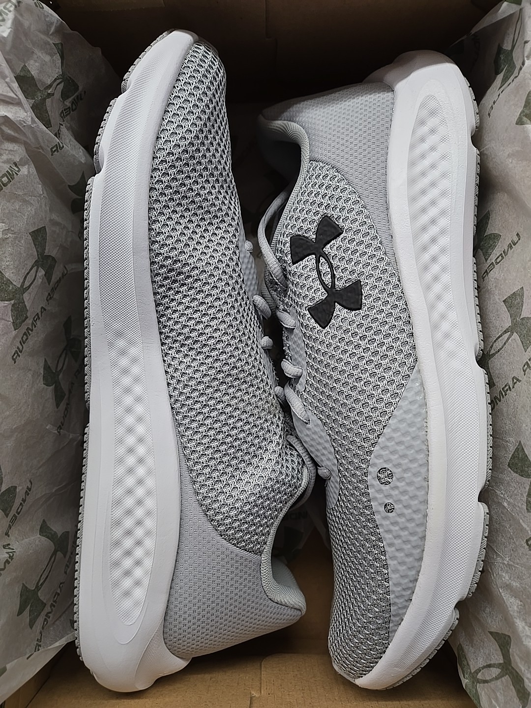 UNDER ARMOUR UA CHARGED PURSUIT 3 SIZE 13 MEN LIGHT GRAY/ BLACK LOGO