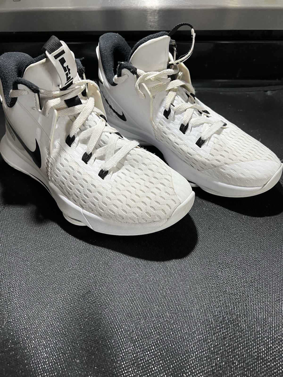 nike lebron James Men size 9 Whiteness 5 White Black Shoes Pre-Owned