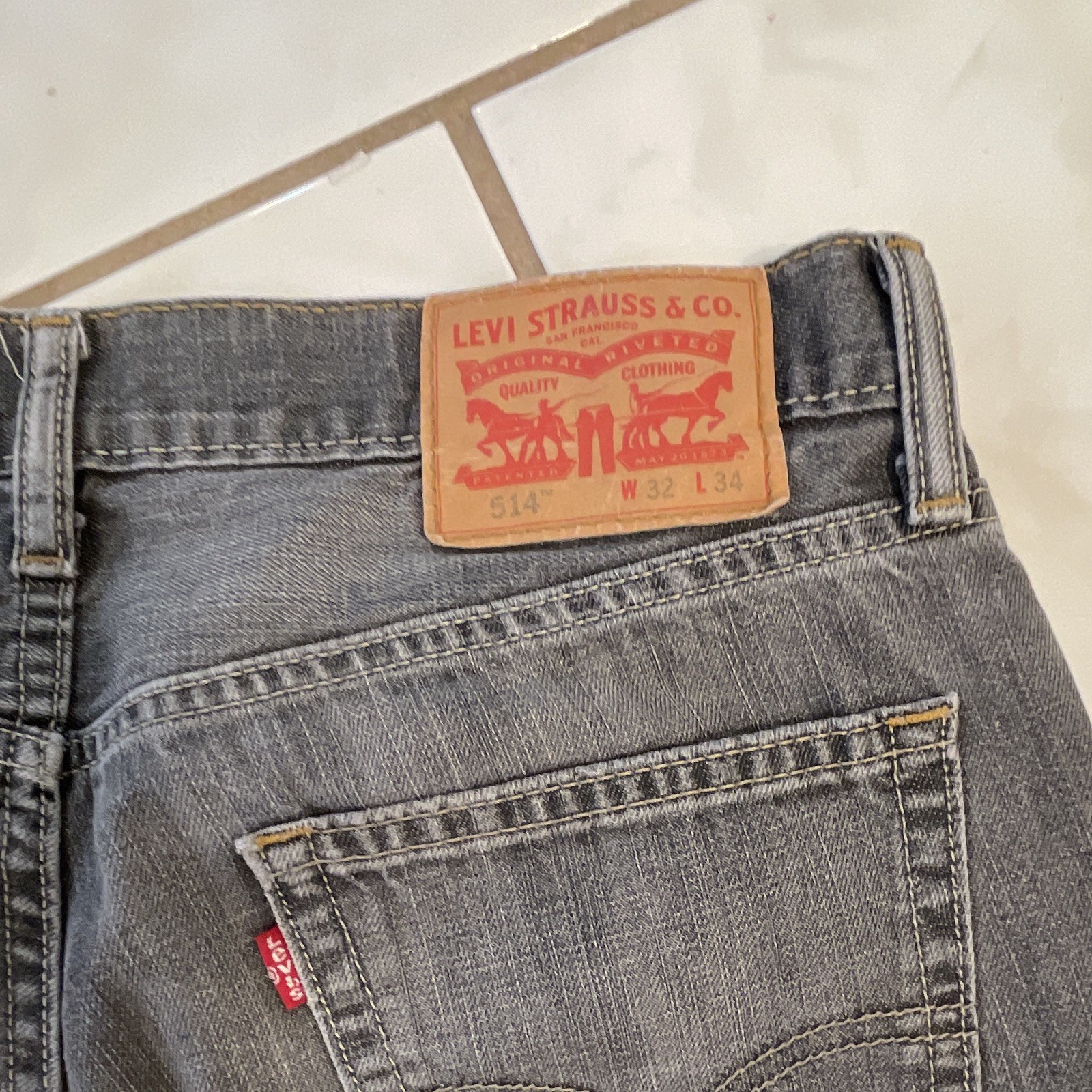 Levi’s Men’s Gray Medium Wash Denim Jeans Slim Straight Mid Rise Distressed
