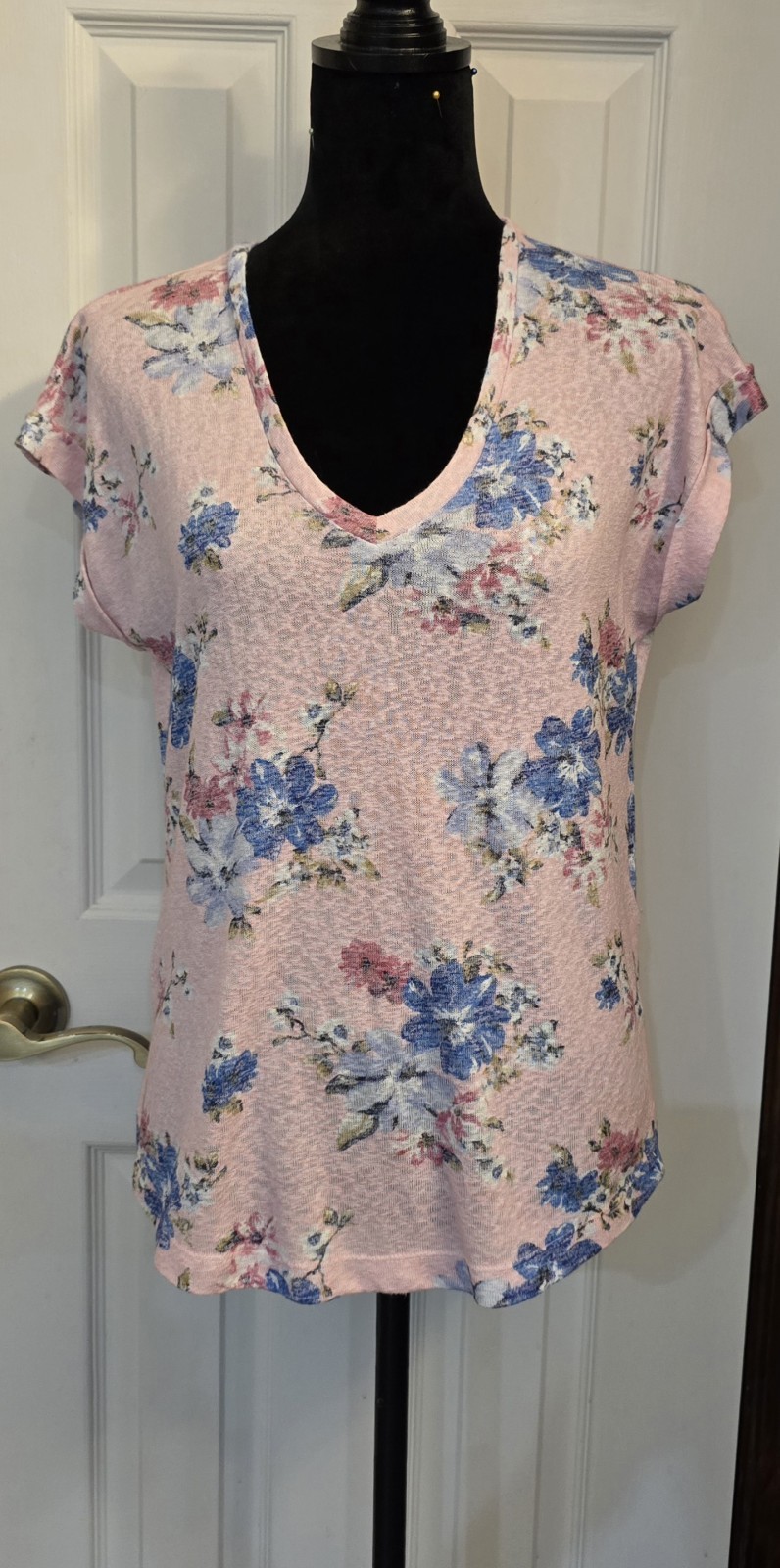 ​Bobeau Top Womens Small Pink Blue Floral V-Neck Pleat Back Knit Tee Slit S