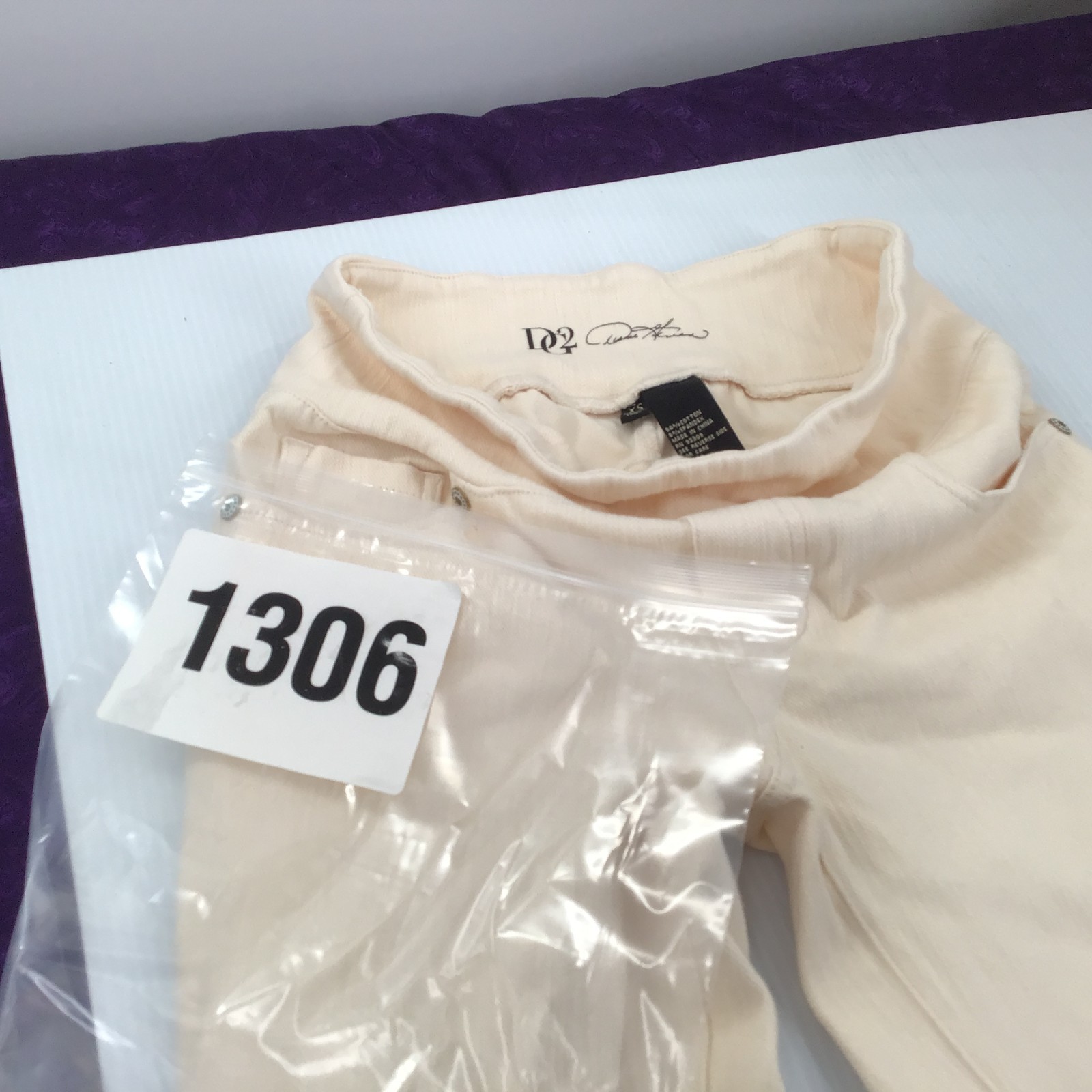 DG2 New XS Cream Colored – 94% Cotton/6% Spandex Diane Gilman Pants
