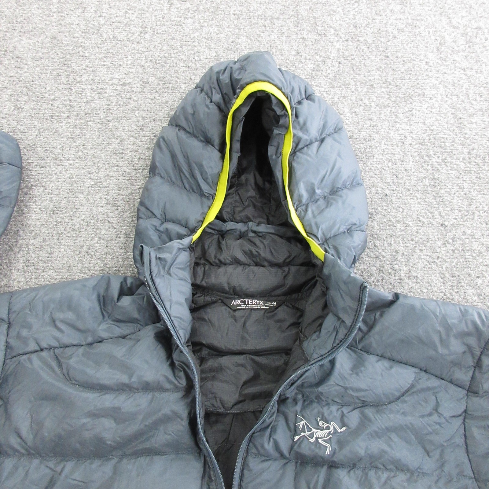Arc’teryx Down Jacket Mens Medium Gray Hooded Full Zip Lightweight Puffer Hiking